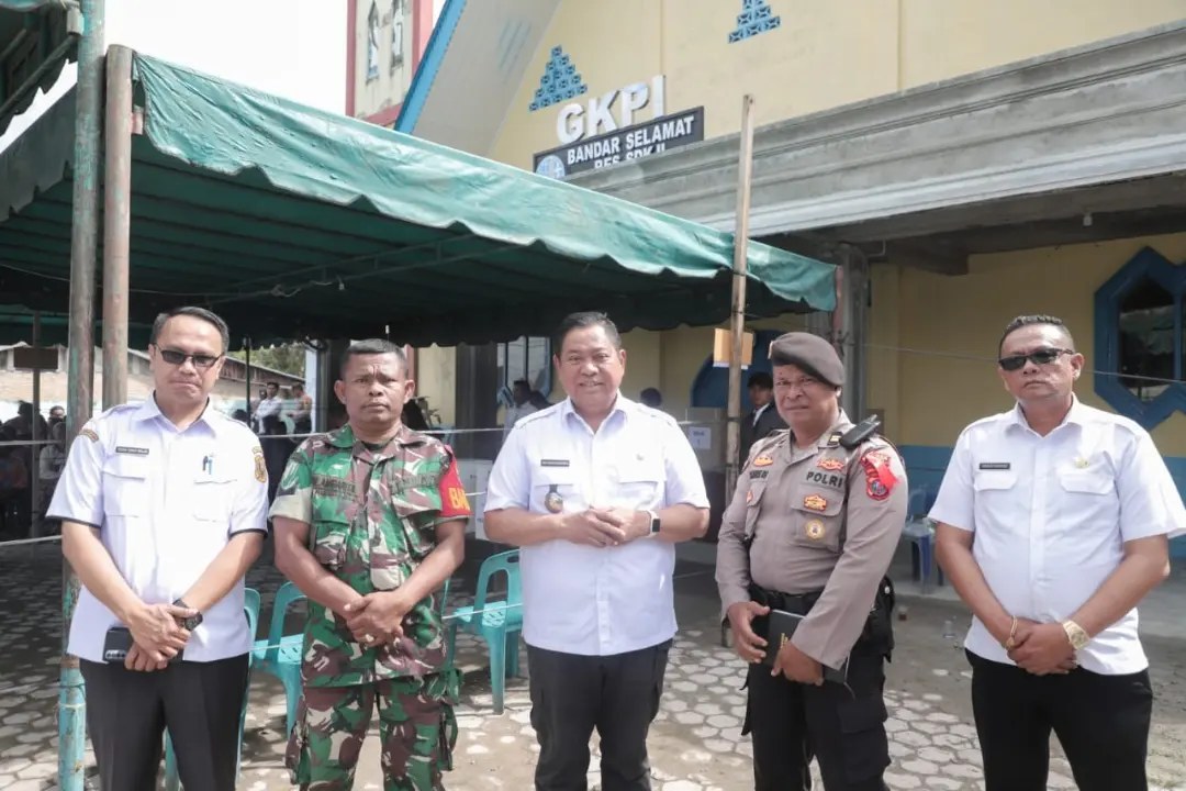 Bupati Eddy Berutu lakukan monitoring Pilkades di Desa Mbelang Malum. (foto/ist)