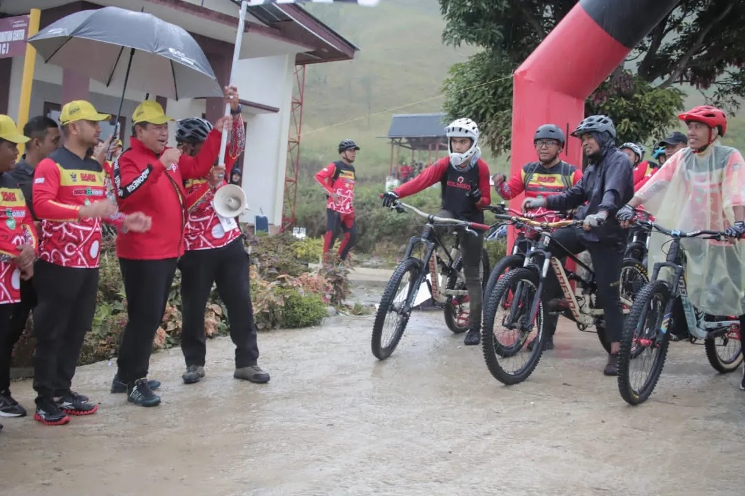 Bupati Eddy Berutu melepas peserta Adventure Bike and Camp di Silahisabungan.(foto/ist)