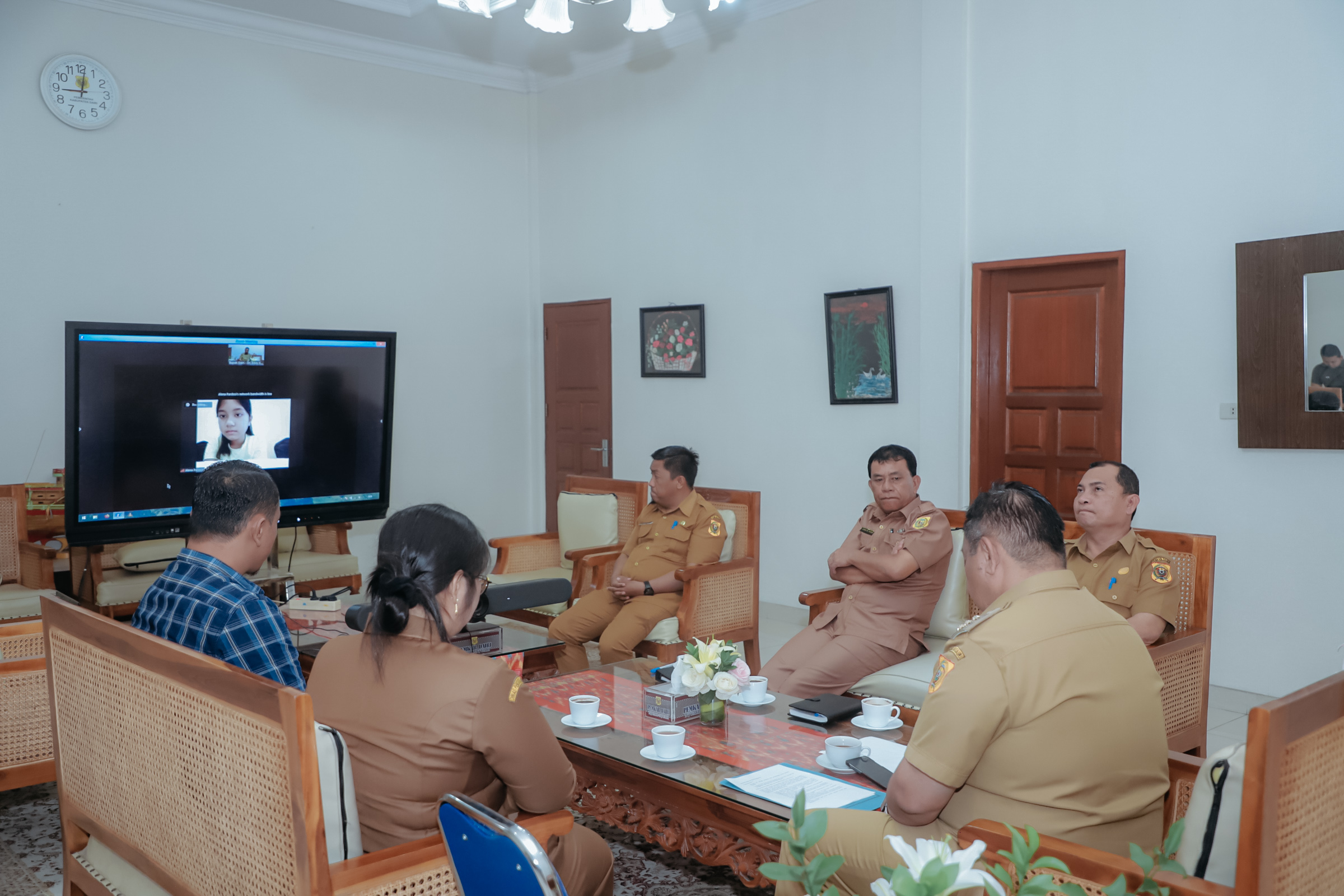 Bupati Eddy Berutu zoom dengan Alena Pardosi peserta ASMOPPS di Bitung.(foto/ist)