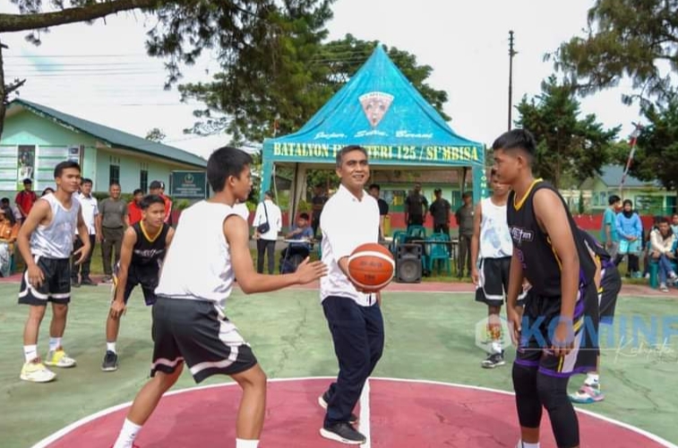 Pembukaan Turnamen Sepak Bola dan Bola Basket Piala Danyonif 125/Si’Mbisa Cup 2023 di Lapangan Bola Mako Yonif 125/Si’Mbisa.(foto/ist)
