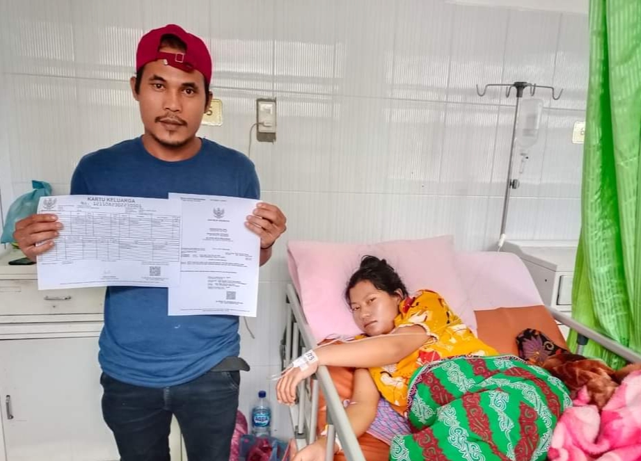Warga terima Adminduk usai jalani persalinan di RSUD Sidikalang.(foto/ist)