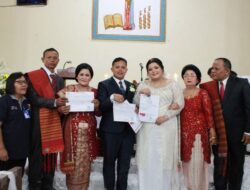 Dua Pasang Pengantin Baru Terima Akta Kawin dari Dukcapil Dairi