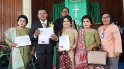 Pejabat fungsional Disdukcatpil Dairi Nurdingse Simbolon menyerahkan akta perkawinan suami isteri, Kartu Keluarga dan KTP-el suami.(foto/ist)