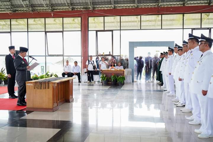 Bupati Simalungun Radiapoh Hasiholan Sinaga melantik 72 Pangulu (Kepala Desa) Periode 2023-2029,(foto/ist)