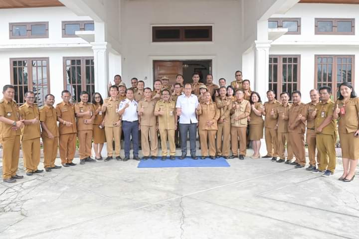 Pelepasan Sekdakab Humbahas Drs Tonny Sihombing M.IP masuki masa Purna Bakti oleh Bupati Humbahas Dosmar Banjarnahor SE di Kantor Bupati Humbahas Bukit Inspirasi Doloksanggul, Selasa (31/102023).(foto/ist)