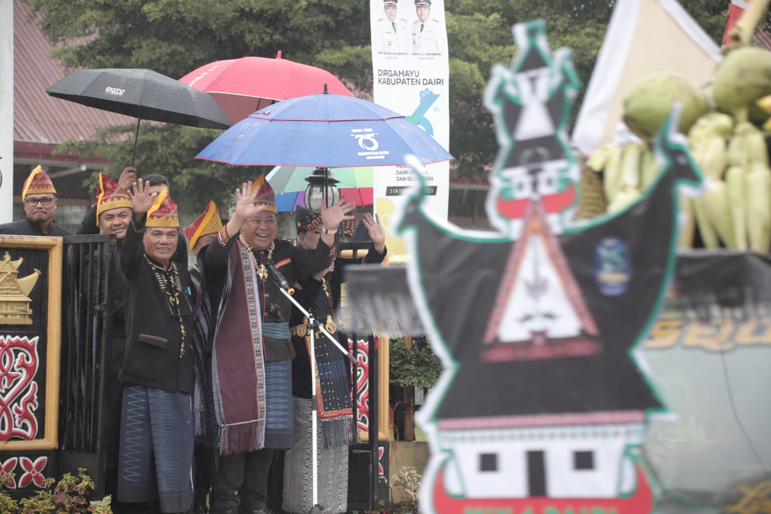 Bupati Eddy Berutu melepas kirab budaya Pesta Njuah-juah 2023.(foro/ist)