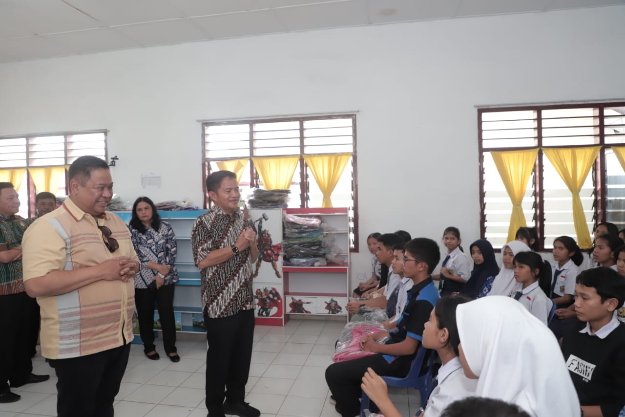 Pj.Gubsu Hasanudin saat kunjungi Panti Asuhan di Dairi.(foto/ist)