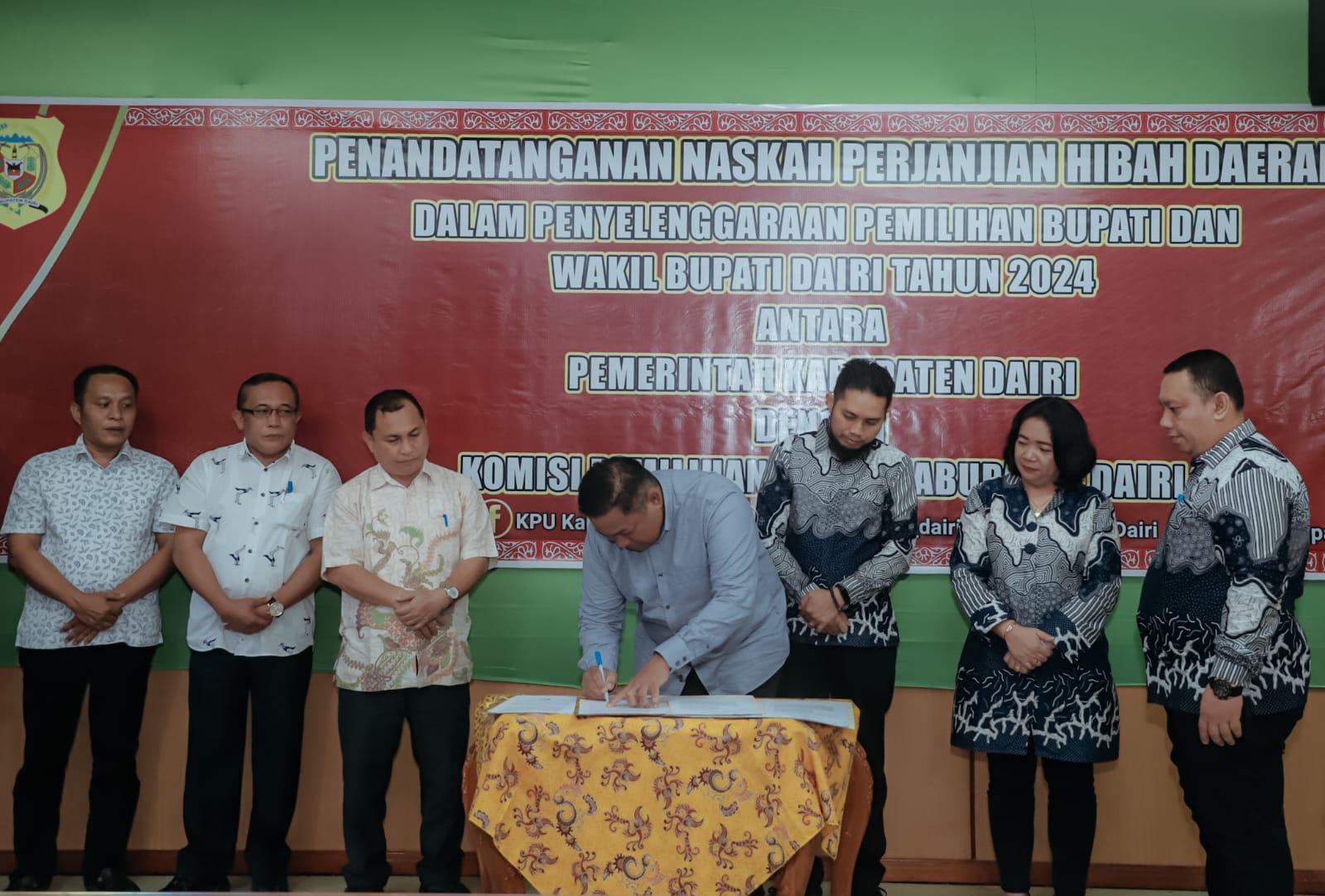 Bupati Dairi Eddy Keleng Ate Berutu tandatangani nota perjanjian hibah daerah (NPHD) dalam penyelenggaraan pemilihan Bupati dan Wakil Bupati Dairi tahun 2024, Sabtu (11/11/ 2023) di ruang rapat Bupati. (foto/ist)