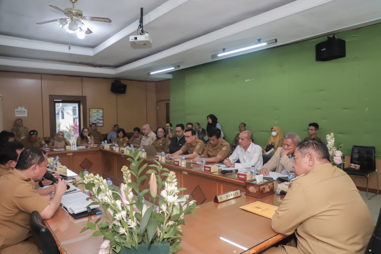 Bupati Eddy Berutu Terima Kunjungan Pansus DPRD Sumut Bahas Ranperda Pengelolaan Keuangan Daerah, Senin (13/11/2023).(foto/ist)