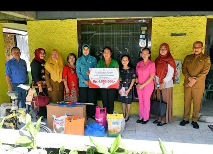 Penjabat (Pj) Ketua Tim Penggerak Pemberdayaan Kesejahteraan Keluarga (TP PKK) Sumatera Utara (Sumut) Dessy Hassanudin menyerahkan tali asih kepada keluarga pahlawan nasional. Penyerahan tali asih ini dalam rangka memperingati Hari Pahlawan Nasional, 10 November 2023. (foto/ist)