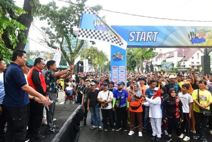 Lepas peserta Funwalk, Pj Gubsu Ingatkan Peserta Fun Walk Jauhi Narkoba.(foto/ist)