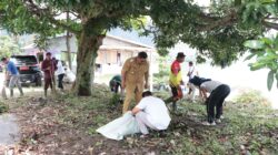 Bupati Dairi Dr. Eddy Keleng Ate Berutu tinjau langsung persiapan kebersihan lingkungan di sekitaran pantai Tao Silalahi, Kecamatan Silahisabungan, Selasa (14/11/2023). (foto/ist)