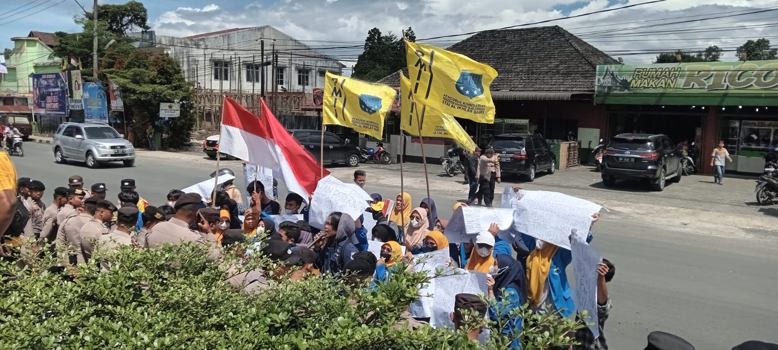 Puluhan massa mengatasnamakan Aliansi Gerakan Mahasiswa Dairi (AGMD) menggelar aksi demo di depan kantor bupati Dairi usai melakukan aksi serupa di depan kantor Kejaksaan Negeri (Kejari) Kabupaten Dairi, Senin (20/11/2023).(foto/ist)