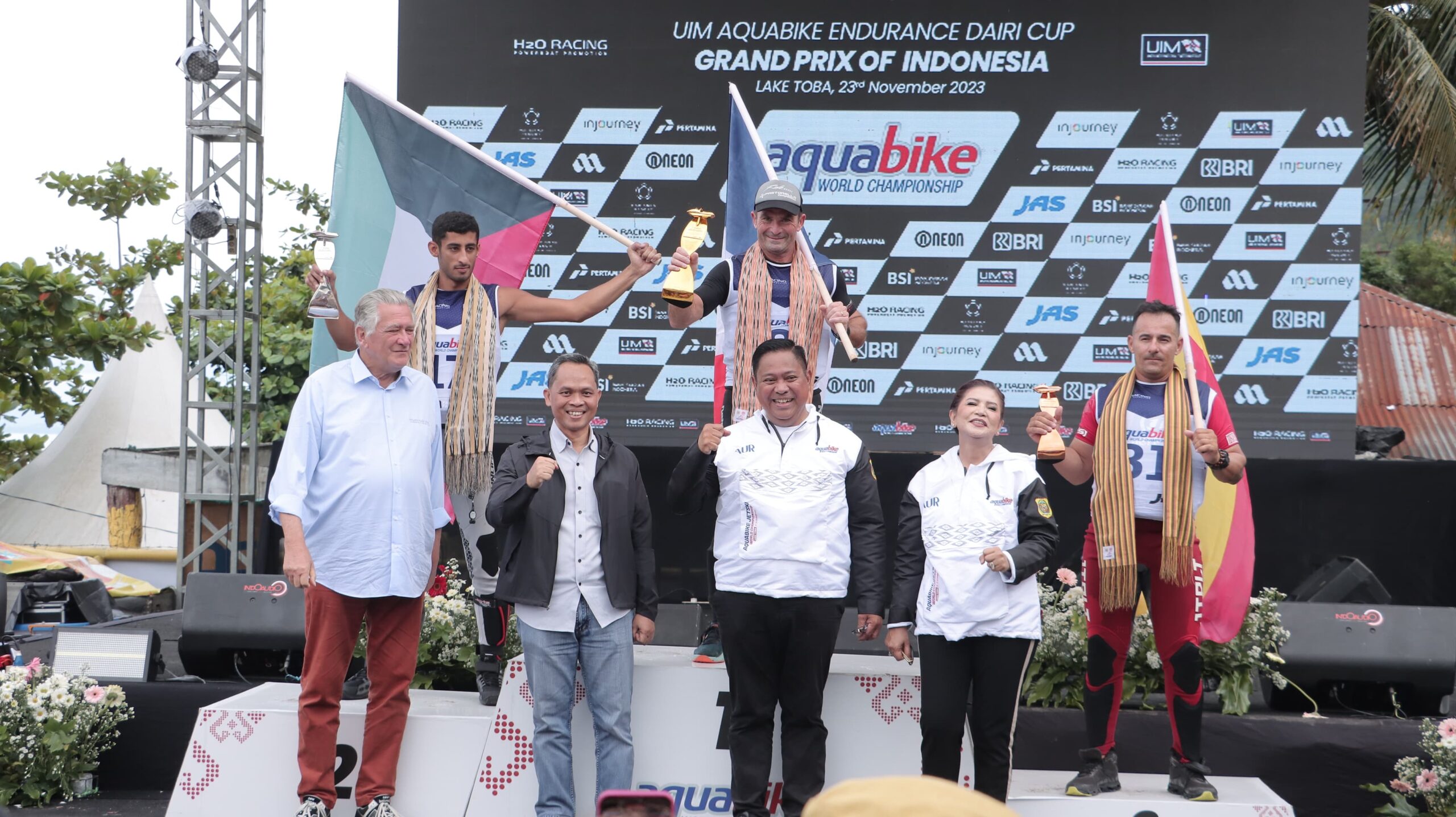 Kepala Dinas Pariwisata Sumatera Utara, Zumry Sulthoni, S.Sos (kedua dari kanan) saat menghadiri perhelatan Aquabike World Championship 2023 di Tao Silalahi, Kecamatan Silahisabungan, Kabupaten Dairi, Kamis (23/11/2023).(foto/ist)