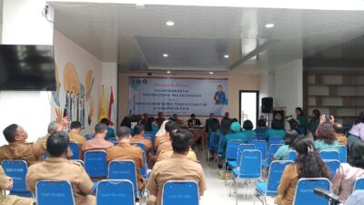 Pelantikan ketua TP PKK di 13 kecamatan dirangkai dengan pengukuhan bunda PAUD kecamatan, oleh Ketua TP PKK Kabupaten Dairi sekaligus Bunda Paud Kabupaten Dairi, Romy Mariani Simarmat Eddy Berutu, Selasa (28/11/2023) bertempat di gedung PLUT, Sidikalang. (foto/ist).