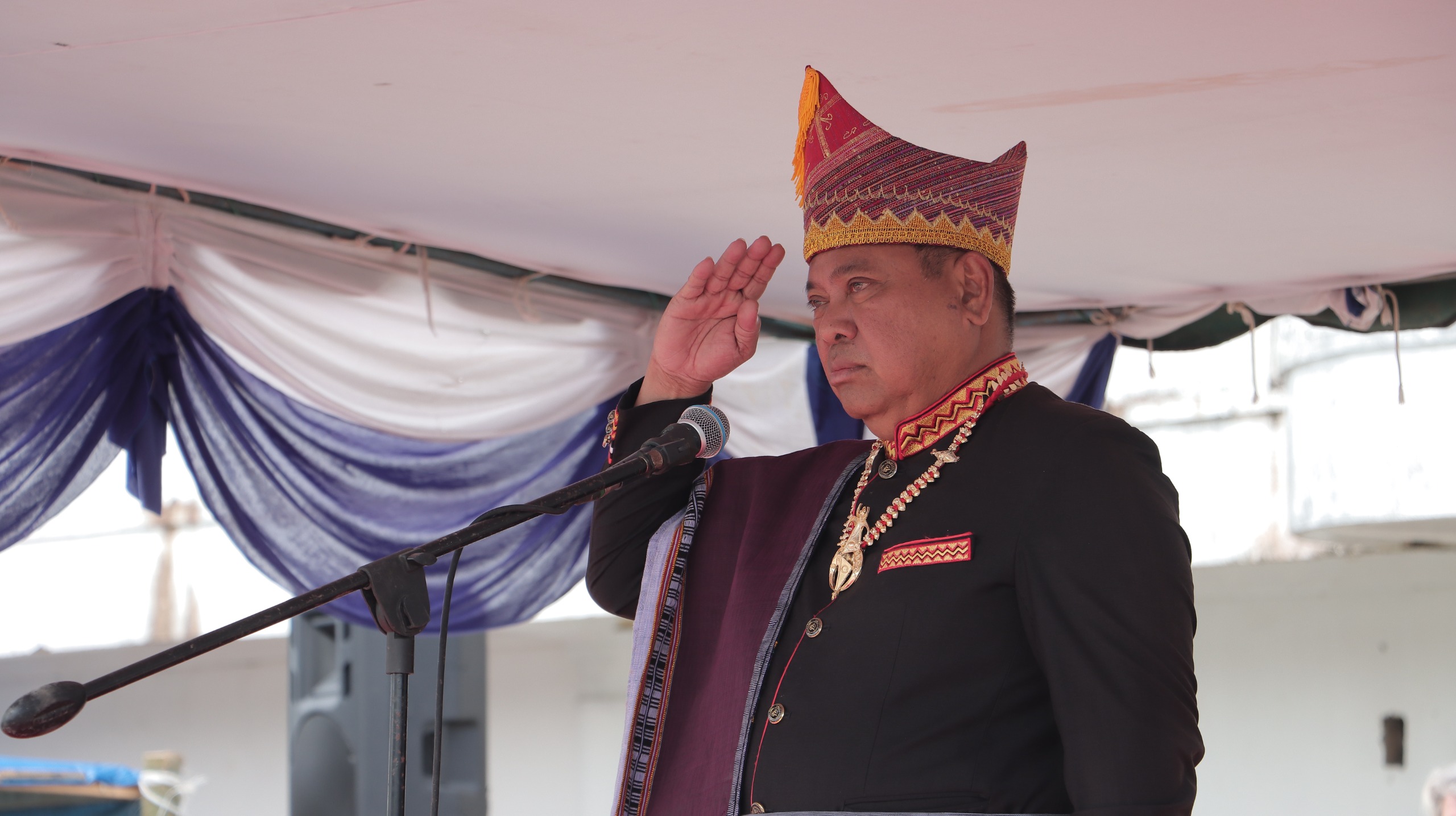 Bupati Dairi Dr Eddy Berutu saat Jadi Pembina Upacara HGN tahun 2023. (foto/ist)