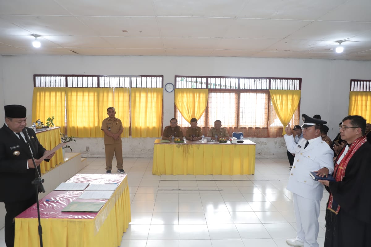 Bupati Dairi Dr. Eddy Keleng Ate Berutu melantik dan mengambil sumpah Poltak Lingga sebagai Kepala Desa Pengantian Antar Waktu (PAW), desa Pegagan Julu VIII, Kecamatan Sumbul di aula kantor camat Sumbul, Selasa (28/11/2023). (foto/ist)