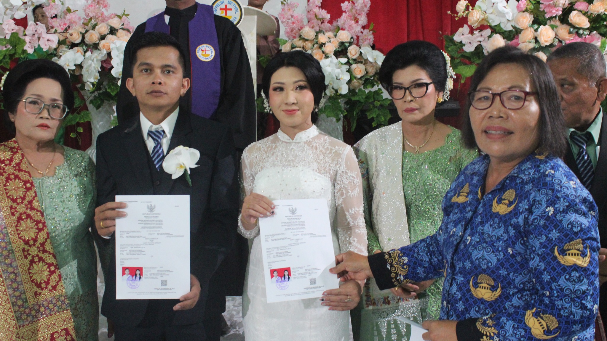 Penyerahan Akta Nikah oleh Petugas Disdukcapil Dairi. (foto/ist)