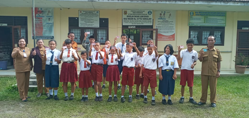 Penyerahan KTP-el dan KIA di SDN Luar Biasa, Sidikalang.(foto/ist)