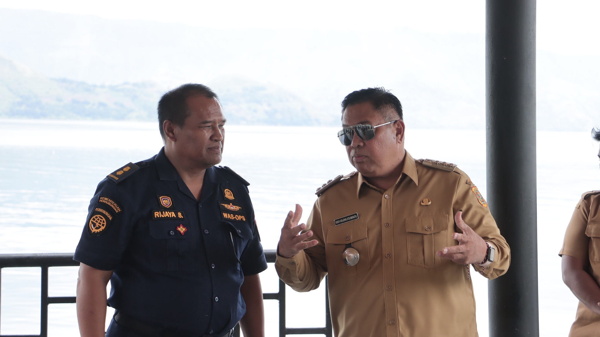 Kepala Kantor Kesyahbandaran dan Otoritas Pelabuhan Penyeberangan (KSOPP) Danau Toba, Rijaya, S saat menerima kunjungan Bupati Dairi Dr.Eddy Keleng Ate Berutu di Pelabuhan Silalahi, Desa Paropo, Kecamatan Silahisabungan, Senin (6/11/2023).(foto/ist)