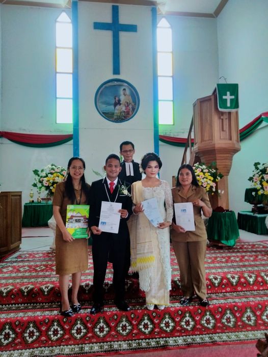 Pemberkatan nikah dari Pendeta Erwin F.M. Siahaan, S.Th di Gereja HKBP Parongil, Kecamatan Silima Pungga-Pungga, Selasa (28/11/2023).(foto/ist)