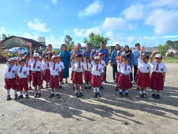 Penyerahan 72 Kartu Identitas Anak (KIA) kepada para peserta didik SD Negeri 035937 Tanjung Beringin, Desa Tanjung Beringin, Kecamatan Sumbul, Rabu (29/11/2023).(foto/ist)