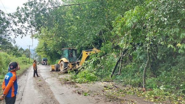 Pembersihan dengan alat berat oleh Pemkab Dairi di beberapa lokasi rawan longsor. (foto/ist)