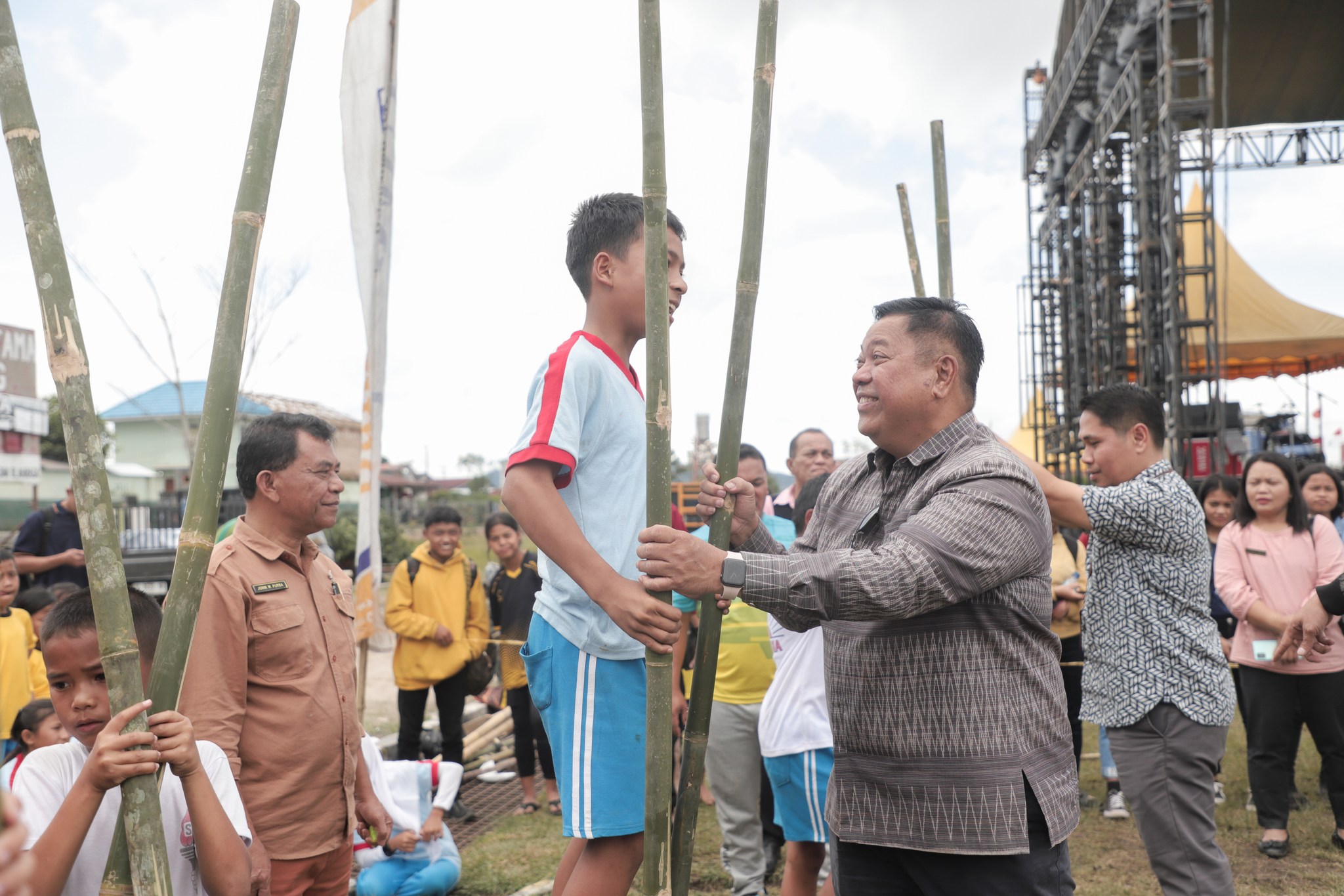 Bupati Eddy Berutu berbincang dengan peserta lomba Merjalengkat (egrang).(foto/ist)