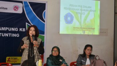 Ketua Tim Penggerak PKK Dairi Romy Mariani Eddy Berutu menjadi narasumber dalam kegiatan pemberdayaan kelompok masyarakat di kampung KB yang diadakan oleh Dinas Pemberdayaan yang bekerjasama dengan BKKBN Provinsi Sumatera Utara percepatan penurunan stunting yang diadakan di Kantor Desa Berampu, Rabu (15/11/ 2023).