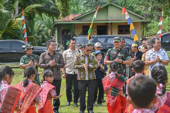 Pj Sekda Humbahas, Chiristison Rudianto Marbun, M.Pd tutup Karya Bhakti TNI 2023 di Desa Parmonangan Kecamatan Pakkat , Kamis (9/11/2023).(foto/ist)