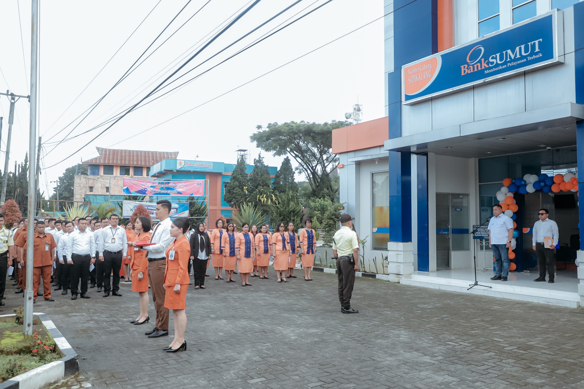 Bupati Dairi Eddy Berutu menjadi inspektur upacara peringatan HUT Bank Sumut Ke-62 di Kantor Cabang Bank Sumut, Sidikalang, Sabtu (4/11/2023).(foto/ist)