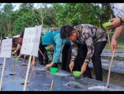 Pj Gubsu Tanam Jagung di kebun SMK Negeri 2 Tuhemberua
