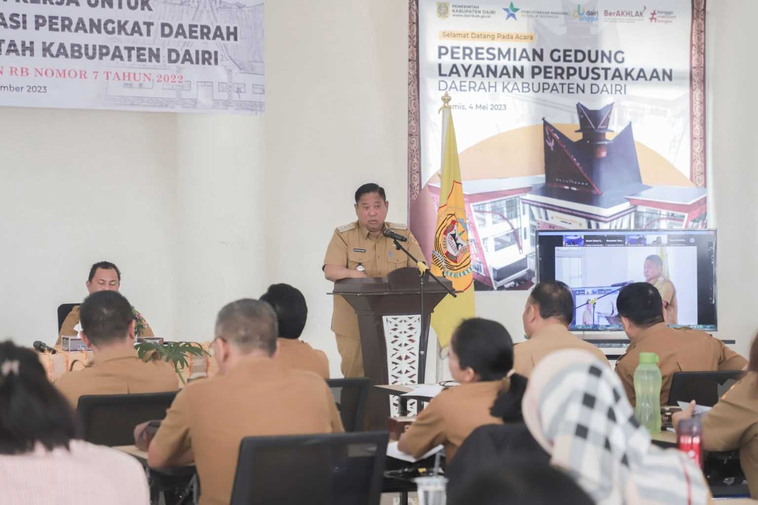 Bupati Dairi Dr. Eddy Keleng Ate Berutu membuka Sosialisasi Sistem Kerja Untuk Penyederhanaan Birokrasi Perangkat Daerah di Lingkungan Pemerintah Kabupaten (Pemkab) Dairi, Senin (27/11/2023 di Gedung Perpustakaan Daerah (Perpusda) Raja Naga Jambe, Sidikalang.(foto/ist)