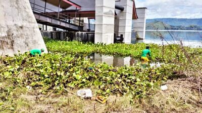 Petugas Dinas Lingkungan Hidup Kabupaten Dairi Lakukan Pembersihan Kawasan Pelabuhan Silalahi. (foto/ist)