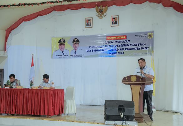 Bupati Dairi, Dr. Eddy Berutu saat menghadiri pendidkan politik. (foto/ist)