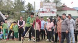 Bupati Eddy Berutu menyaksikan pagelaran permainan tradisonal 'Marjalengkat.(foto/ist)