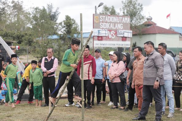 Bupati Eddy Berutu menyaksikan pagelaran permainan tradisonal 'Marjalengkat.(foto/ist)
