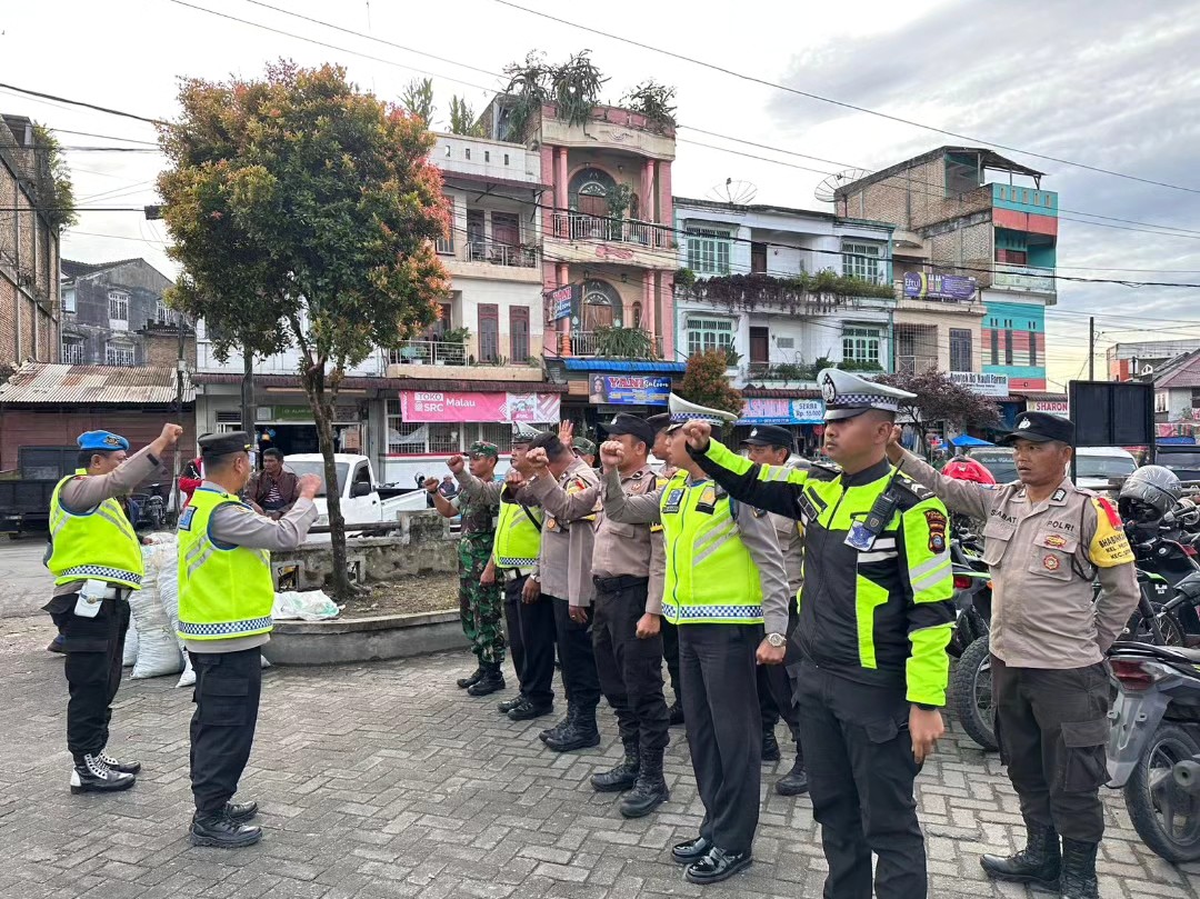 Persiapan tim pengamanan Polsek Sidikalang Kota, sebelum penagaman di pusat pasar Sidikalang, Sabtu (11/11/2023).(foto/ist)