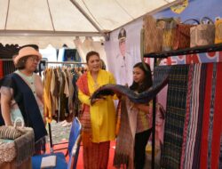 Ketua Dekranasda Dairi Romy Mariani Kunjungi Stand UMKM di Aquabike World Championship Tao Silalahi