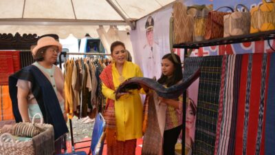 Ketua Dekranasda Dairi Romy Mariani Simarmata- Ny.Eddy Berutu dan anggota DPD RI Badikenita Sitepu kunjungi stand UMKM di gelaranAquabike Jetski World Championship di Tao Silalahi. (foto/ist)
