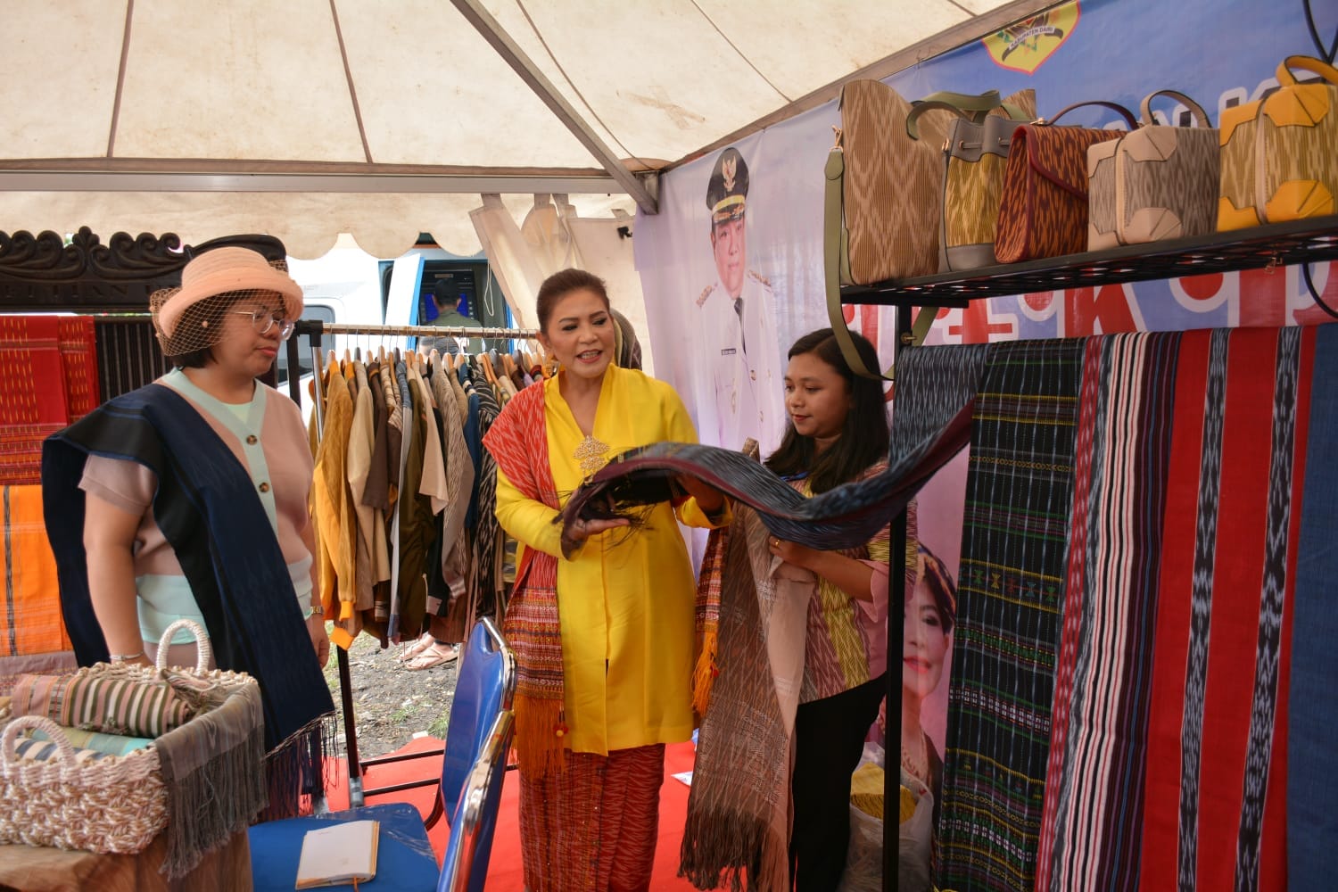 Ketua Dekranasda Dairi Romy Mariani Simarmata- Ny.Eddy Berutu dan anggota DPD RI Badikenita Sitepu kunjungi stand UMKM di gelaranAquabike Jetski World Championship di Tao Silalahi. (foto/ist)