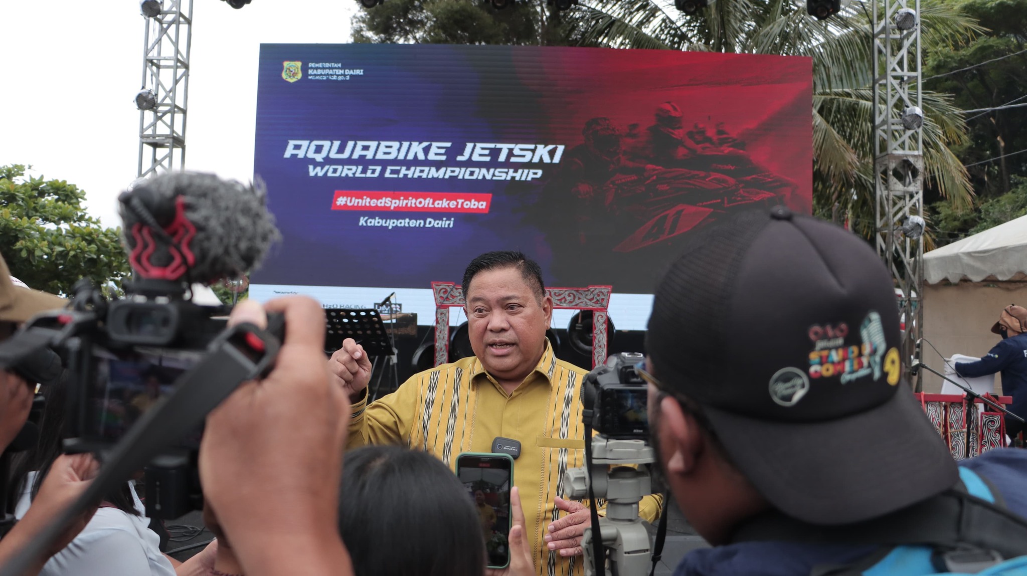 Bupati Dairi, Eddy Berutu saat wawancara dengan media di gelaran Aquabike World Championship 2023. (foto/ist)