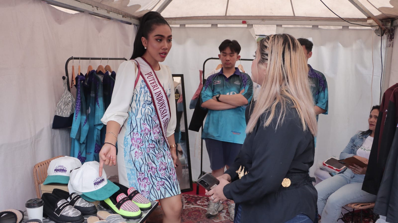 Putri Indonesia Tabitha Napitupulu (kiri) saat mengunjungi booth UMKM di Aquabike Jetski World Chamionship Tao Silalahi. (foto/ist)