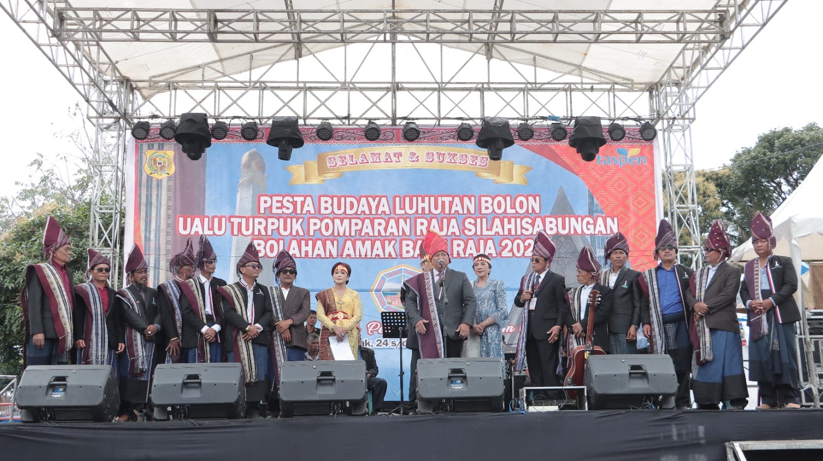 Bupati Dairi, Eddy Berutu hadiri Pesta Budaya Luhutan Bolon Ualu Turpuk Pomparan Raja Silahisabungan Bolahan Amak Batu Raja Tahun 2023, Kecamatan Silahisabungan, Minggu (26/11/2023).(foto/ist)
