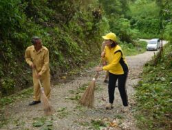 Ketua Tim Penggerak PKK Dairi Gotong Royong Bersama Masyarakat Desa Lumban Toruan