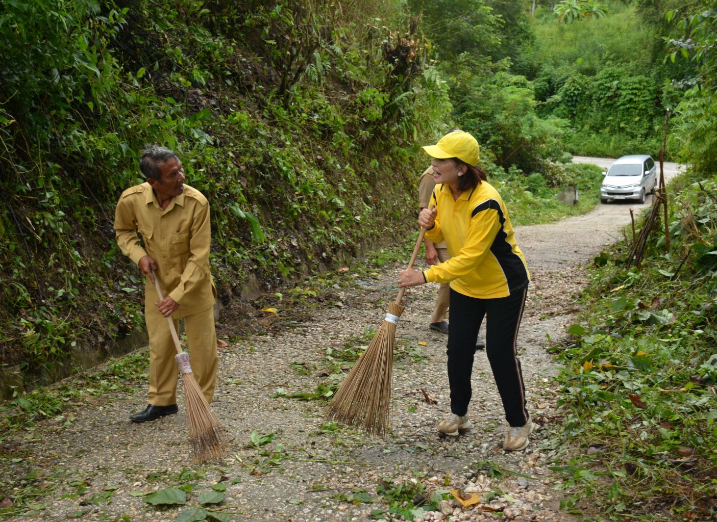 Ketua Tim Penggerak PKK Kabupaten Dairi Romy Mariani Eddy Berutu melakukan gotong royong bersama masyarakat Desa Lumban Toruan Kecamatan Lae Parira pada Selasa 14 November 2023. (foto/ist)