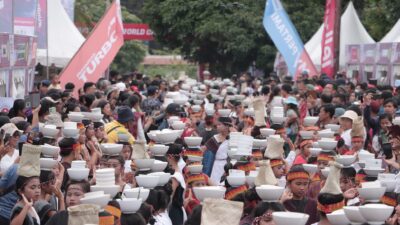 Penari tari cawan di even Aquabike World Championship 2023, guna pecahkan rekor MURI. (foto/ist)