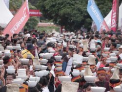 Pecahkan Rekor Muri Penari Cawan Terbanyak, Bupati Dairi Eddy Berutu Terima Piagam dan Medali