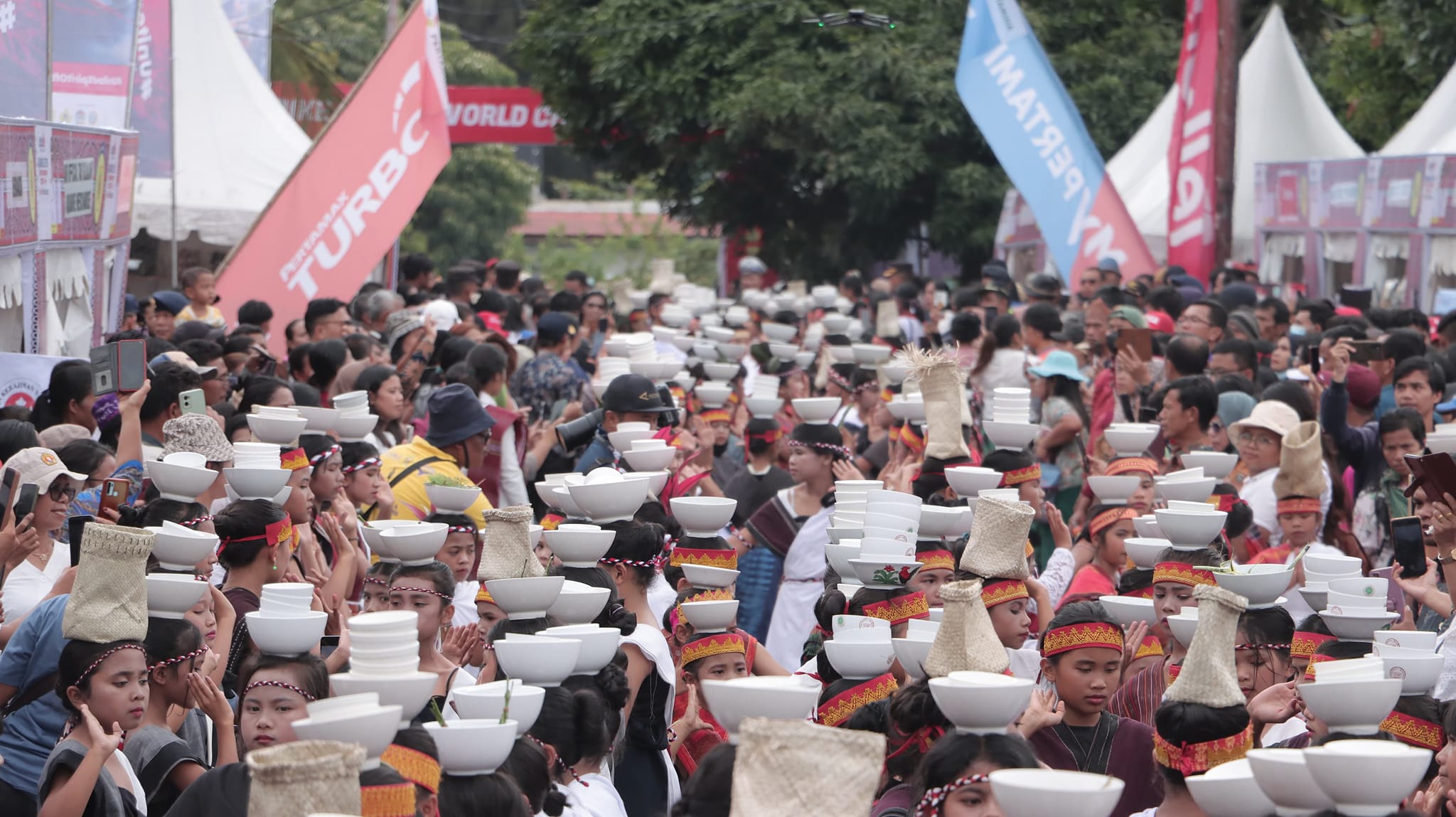 tari cawan terbanyak di Tao Silalahi pecahkan rekor MURI. (foto/ist)