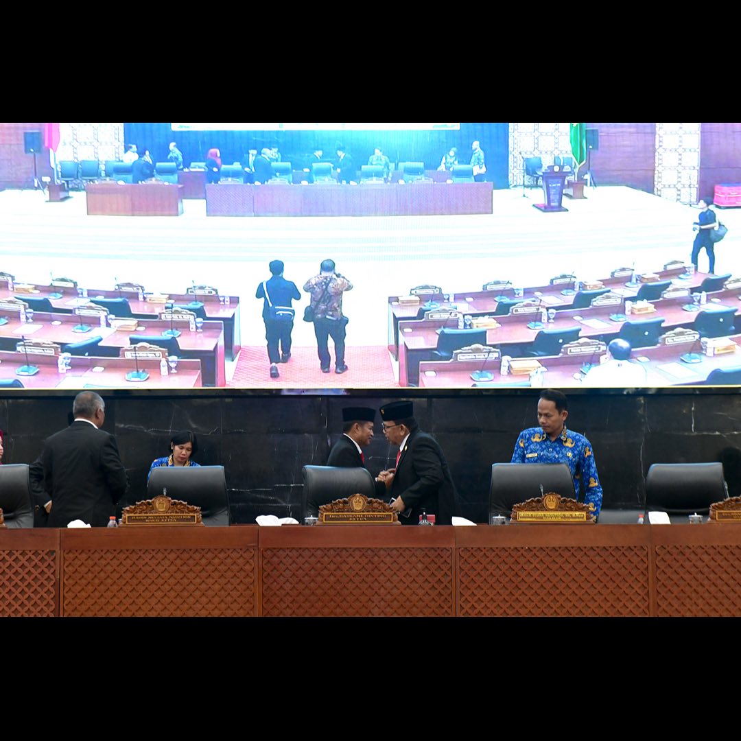 Penjabat (Pj) Gubernur Sumatera Utara (Sumut) Hassanudin usai menyampaikan Nota Jawaban atas Pemandangan Umum Anggota Dewan terhadap Ranperda Pajak dan Retribusi Daerah, di Gedung Paripurna DPRD Sumut, Jalan Imam Bonjol, Medan, Jumat (10/11/2023).(foto/ist)